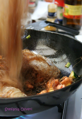 Spaghetti di soia con verdure e salmone - Cardamomo & co