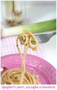 Spaghetti porri, acciughe e mandorle - Cardamomo & co