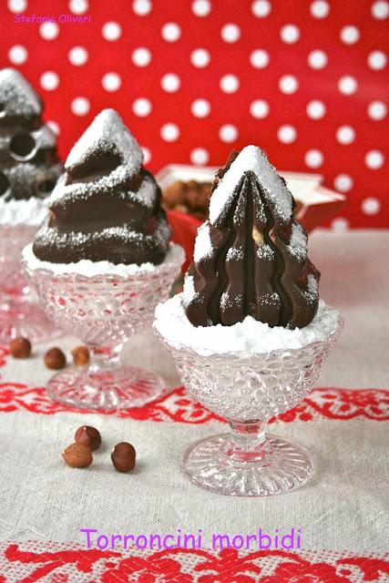 Torroncini morbidi natalizi al cioccolato e nocciole - Cardamomo & co