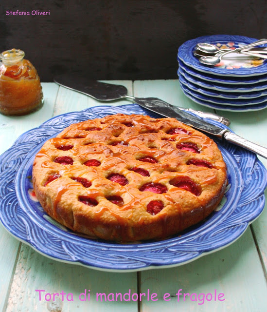 Torta di mandorle e fragole con salsa mou - Cardamomo & co