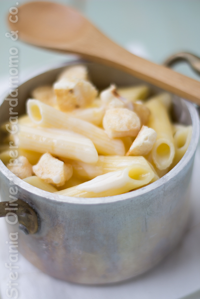 Pasta con crema e popo corn di parmigiano 2647 b