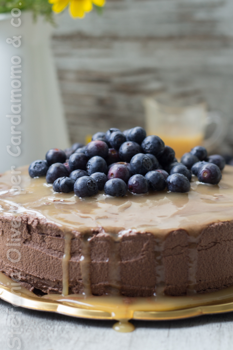 Torta con crema al cioccolato senza glutine, caramello salato e mirtilli - Cardamomo & co torta cioccolato con caramello e mirtilli Cardamomo & co 2042