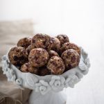 Dolcetti vegani con mandorle e datteri - Cardamomo & co