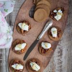 Blinis di castagne con ricotta, pancetta e anacardi - Cardamomo & co