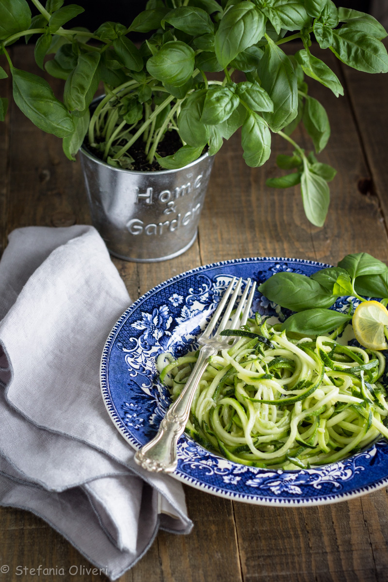 Spaghetti di zucchine con pesto genovese senza aglio - Cardamomo & co