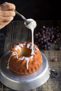 torta di mandorle e uva fragola senza glutine - Cardamomo & co